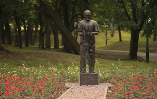 Róża Marylka i Kutno przy pomniku Bolesława Wituszyńskiego, Park Traugutta